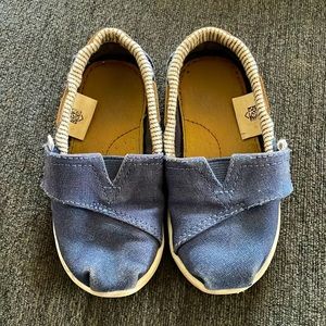 Toddler size 6 Toms boat shoes.